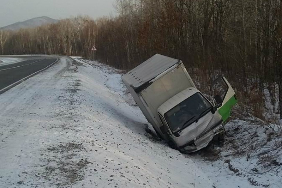 Водитель грузовика погиб в дорожной аварии в Хабаровском крае