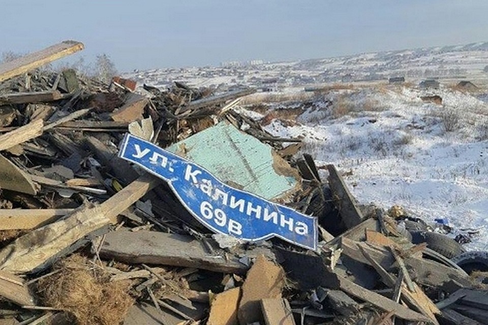 В Красноярске подрядчика-нарушителя вычислили по оставленной улике – адресной таблице снесенного дома. Фото: соцсети