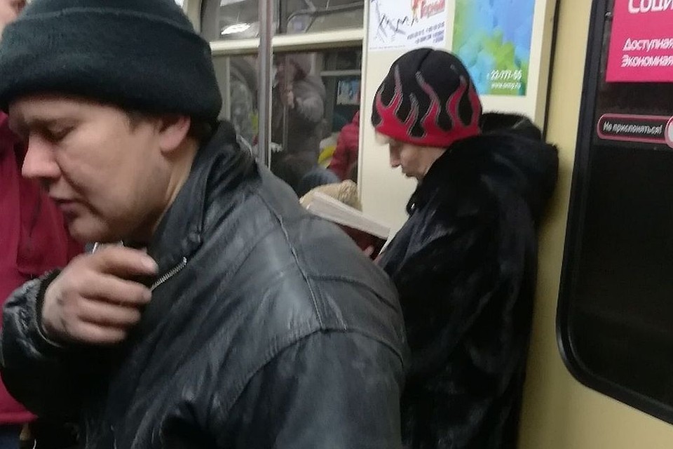 Сибирячка приятно удивила новосибирцев своим выбором "огненной" шапки. Фото: vk.com/subwaynsk.