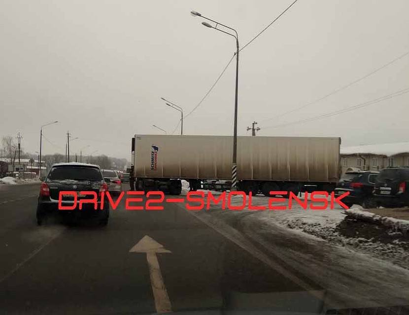 В Смоленске сломанная фура заблокировала дорогу. ФОТО: ВКонтакте