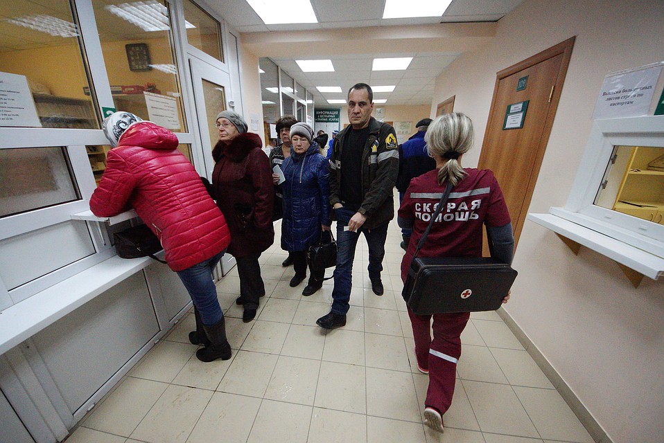 Полураздетый омич, которого привезли в больницу с улицы, напал на врачей