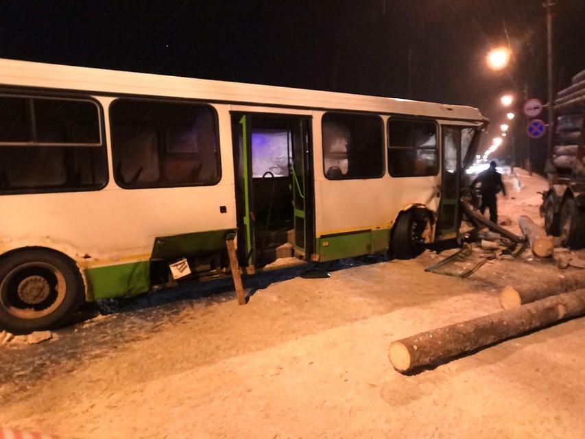 Во вчерашнем ДТП вблизи краснозатонского моста 22 человека получили травмы различной степени тяжести. Фото: МЧС по Коми