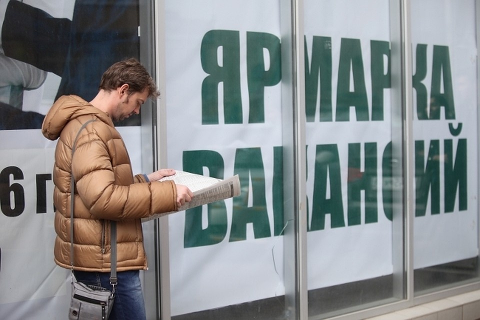 Работодатели ищут грузчиков и водителей грузовиков.