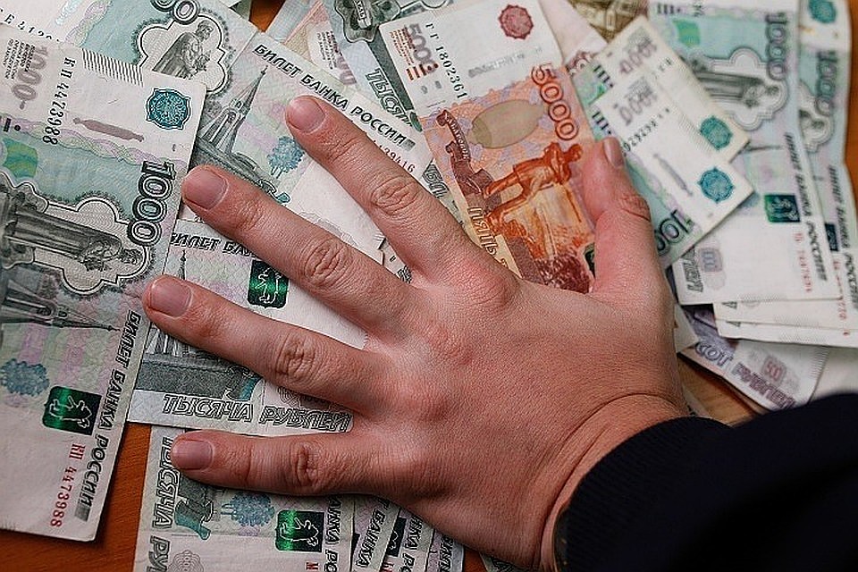 70-летняя женщина обвиняется в краже денег у умершей соседки в Ленобласти