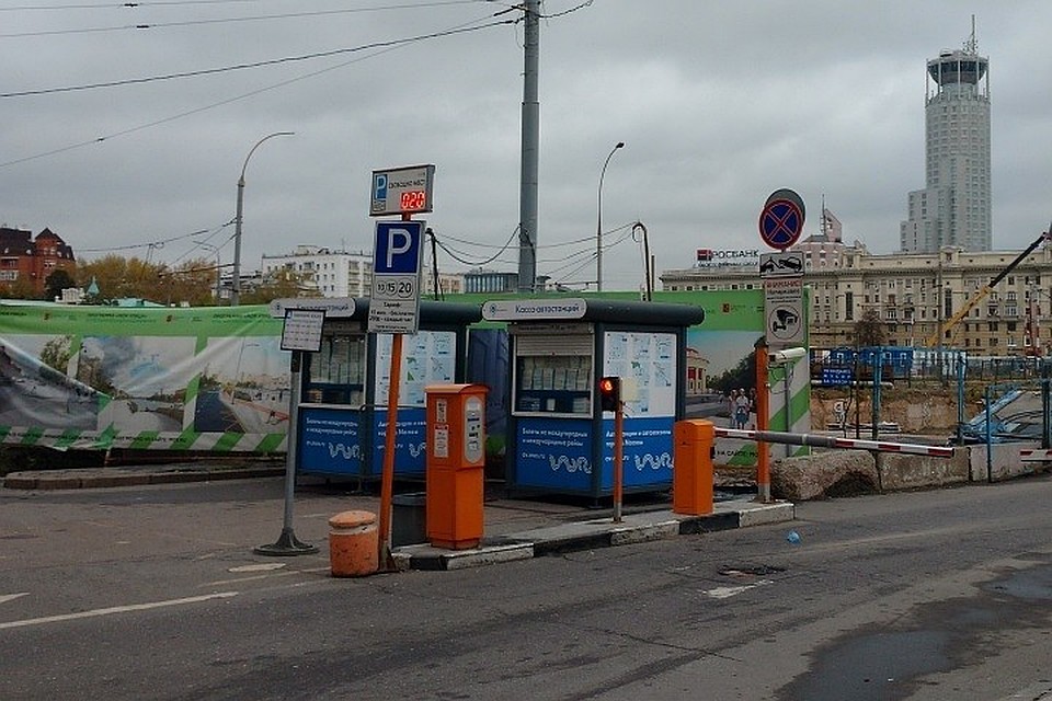Годовой абонемент дл легкового автомобиля на стоянку в платной зоне составит около 20 тысяч рублей.