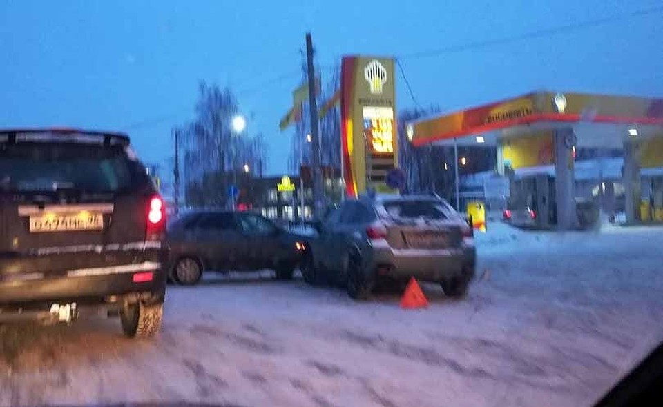 На Кашена в Смоленске произошло двойное ДТП. ФОТО: drive2_smolensk