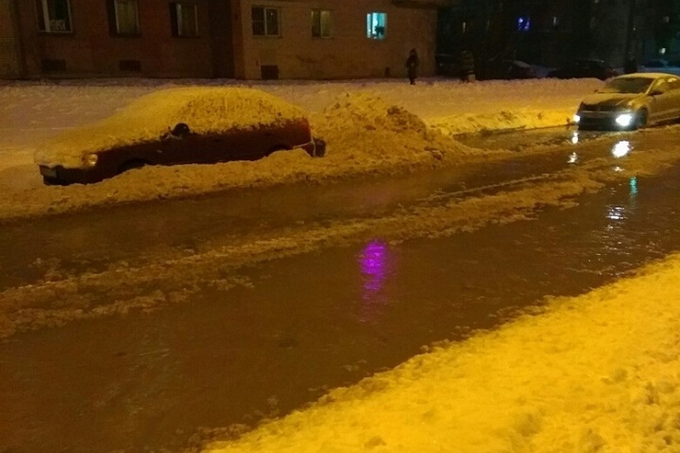 В Петергофе прорвало трубу с горячей водой, кипяток залил припаркованные машины. Фото: vk.com/spb_today