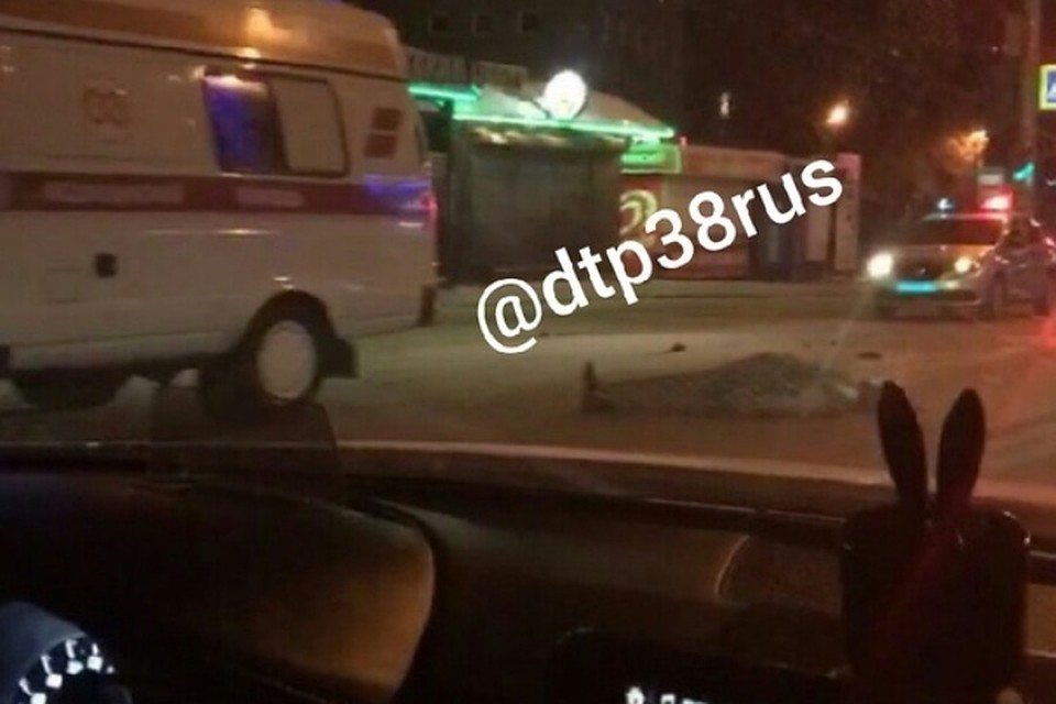 Пешеход попал под колеса автомобиля на улице Байкальской в Иркутске. Фото: ДТП-38