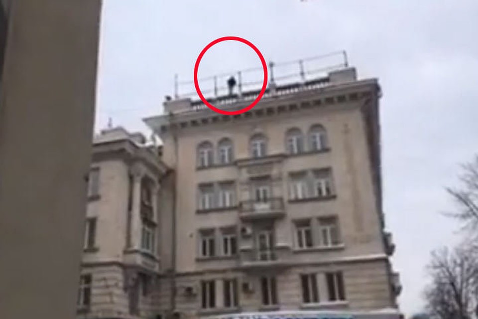 Парень грозит покончить жизнь самоубийством