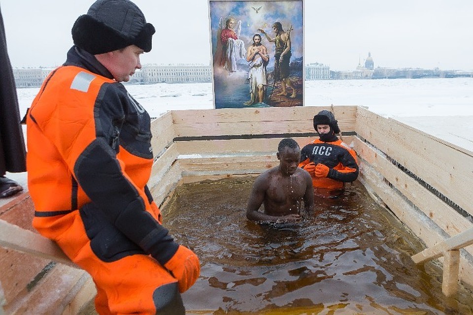 Даже афророссияне не могут пройти мимо купели у Петропавловской крепости