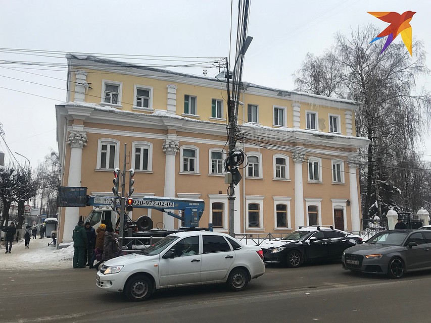 Для того чтобы открыть кафе на первом этаже исторического здания, строители снесли перегородки и чуть не обрушили полы соседской квартиры.