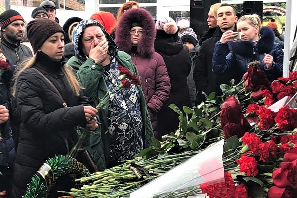 «На их месте могли быть мы!»: В Шахтах простились с погибшими при взрыве в доме на улице Хабарова.