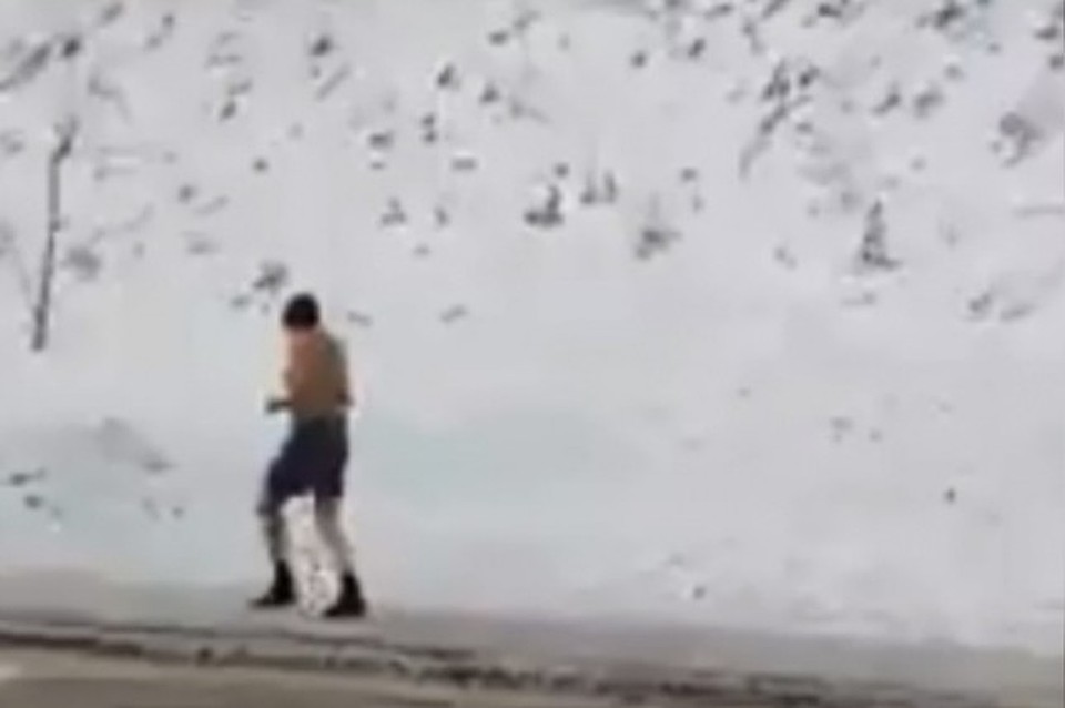 В Солнечном сняли на видео спортсмена практически без одежды Фото: стопкадр с видео