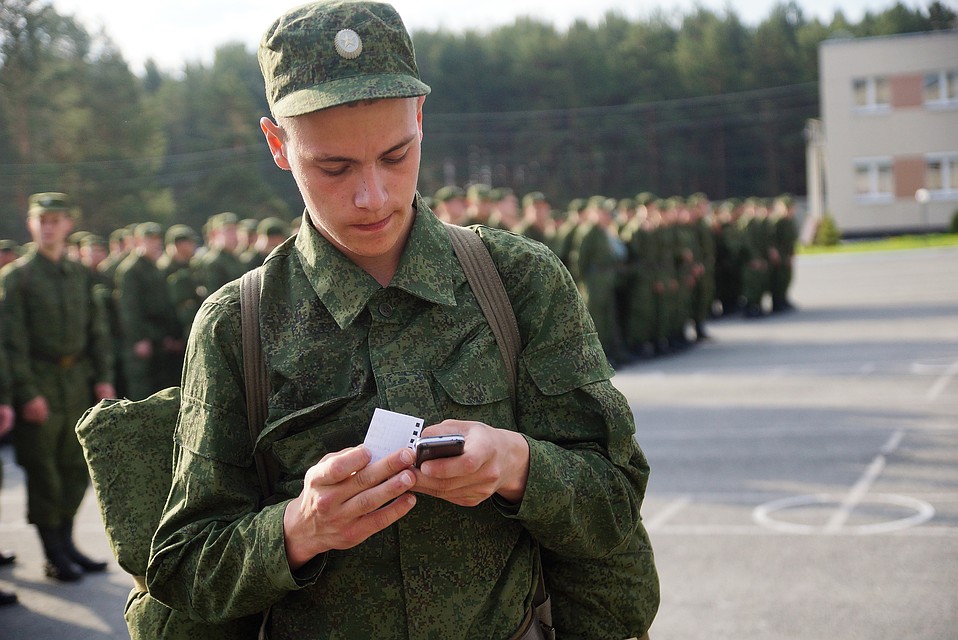 В войсках и на флотах особые правила пользования интернетом и мобильными телефонами давно введены.