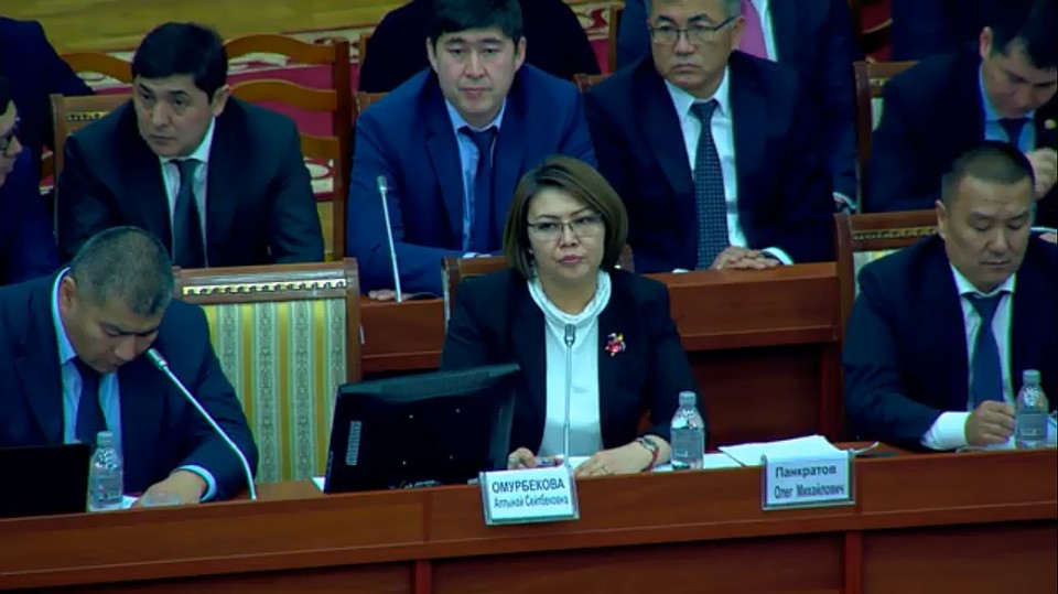 Вице-премьер-министр Алтынай Омурбекова на заседании в парламенте доложила о работе правительства в сфере миграционной политики