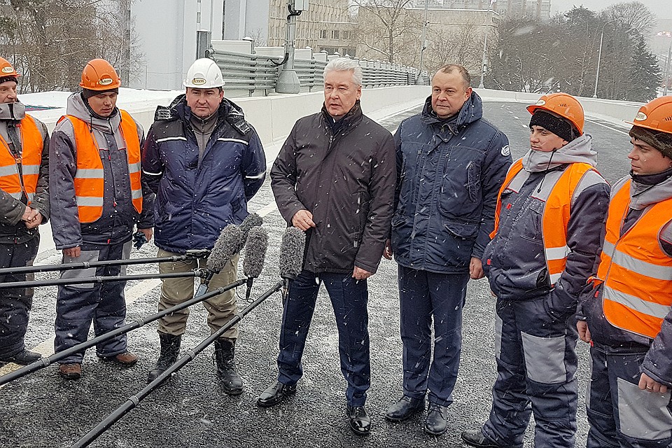 Мэр Собянин и строители эстакады.