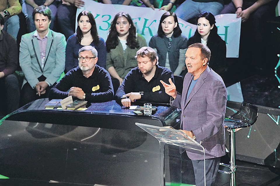 Андрей Козлов (крайний справа) вызывает команды на интеллектуальный бой. Фото: НТВ