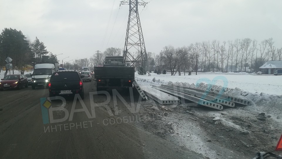 Несколько автомобилей могло раздавить в Барнауле бетонными плитами