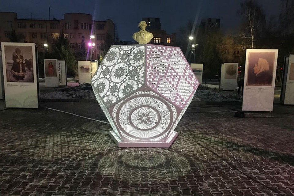 Огромный кружевной светильник появился в сквере Сурикова. Фото: музей-усадьба Сурикова в Красноярске, страница в соцсетях.