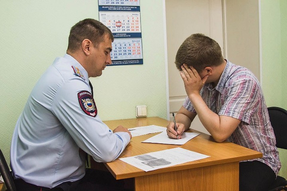 Магазинный вор из Ленинск-Кузнецкого уклаз 450 плиток шоколада и 10 банок кофе. Фото: архив КП.