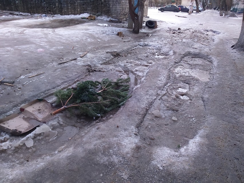 Новогодняя елка теперь верой и правдой будет служить водителям.
