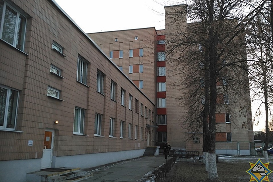 В Бресте в кожвендиспансере что-то дымилось в вентиляции, эвакуировали сто человек. Фото: МЧС.