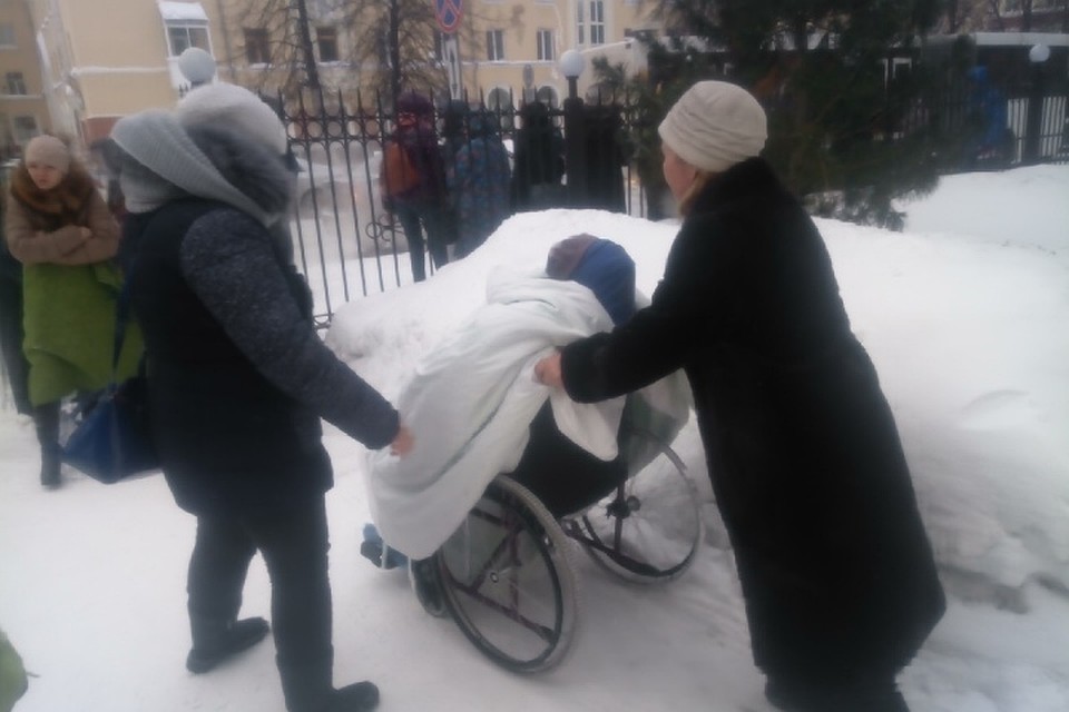 Тех, кто плохо ходит, эвакуировали на колясках и каталках
