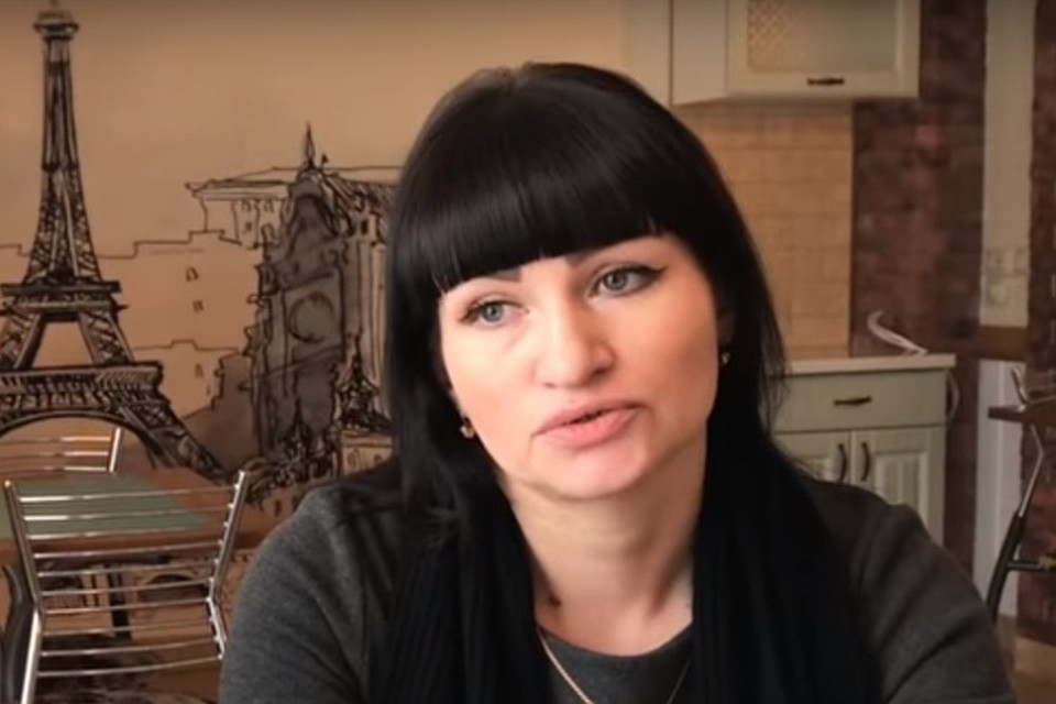 Мать кузбасской школьницы, которая сняла на видео разваренные макароны из школьной столовой Кадр: YouTube