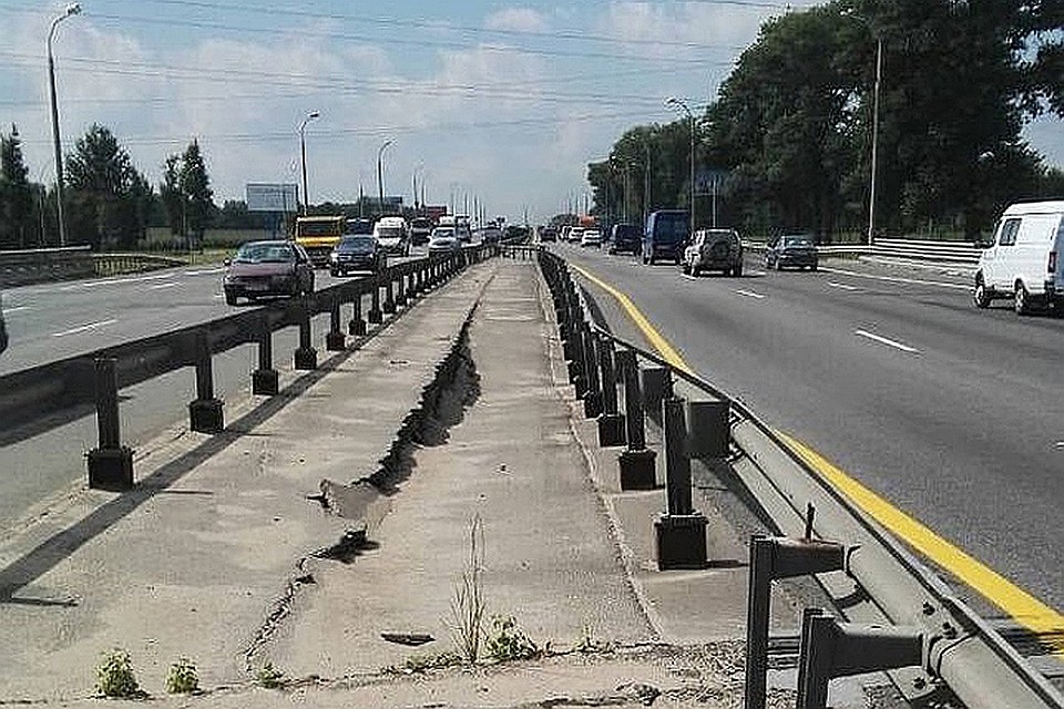 Из-за треснувшей опоры моста асфальта на МКАДе сильно просел. Фото: ГАИ Минска.