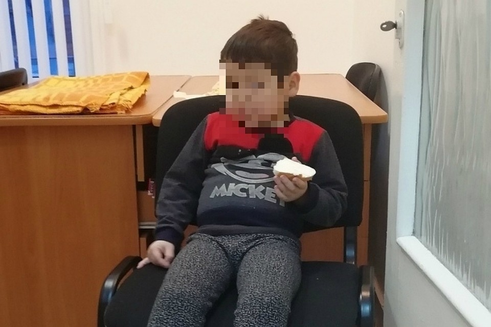 Если вы знаете родителей этого мальчика, позвоните в полицию по номеру 02. Фото: группа во ВКонтакте «Подслушано ЧМЗ (Official)».