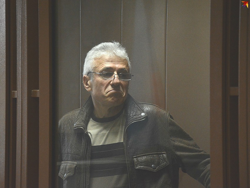 Василий Гончаренко обвиняется в получении взятки в сумме 300 тысяч рублей.