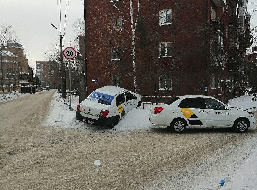 В Омске снова столкнулись две машины «Яндекс-такси»
