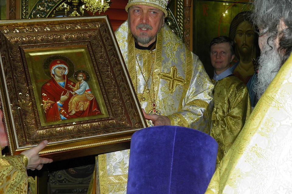 Епископ Митрофан подарил новому храму драгоценную икону. Фото: 3В Онлайн