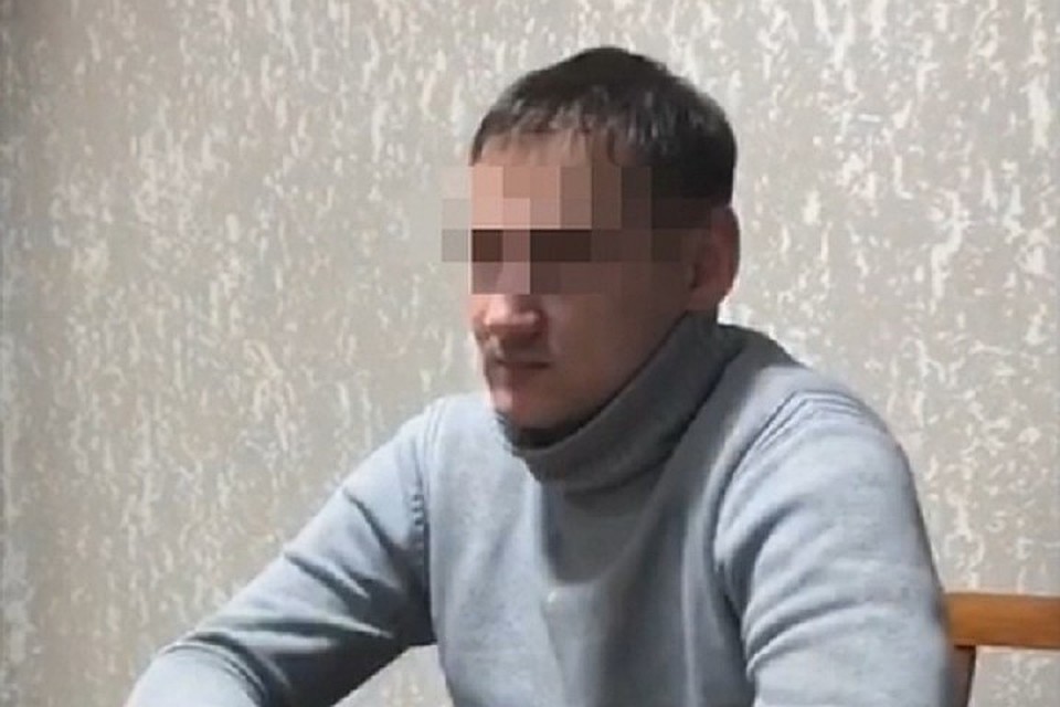 Подозреваемый житель Приморья на допросе.
