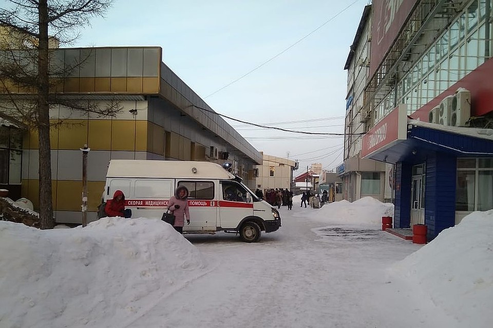 В понедельник людей пришлось эвакуировать из школ, больниц, банков... Фото: Станислав Трефелов