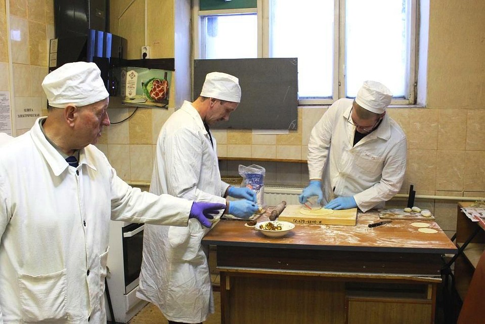 На экзамене поварам надо было приготовить не только вкусно, но и с соблюдением всех технологий. Фото: Пресс-служба УФСИН по Мурманской области