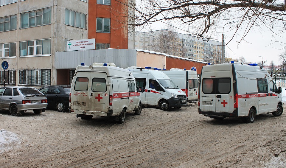 Иногда перед входом в травмцентр дожидается по четыре машины «скорой помощи»