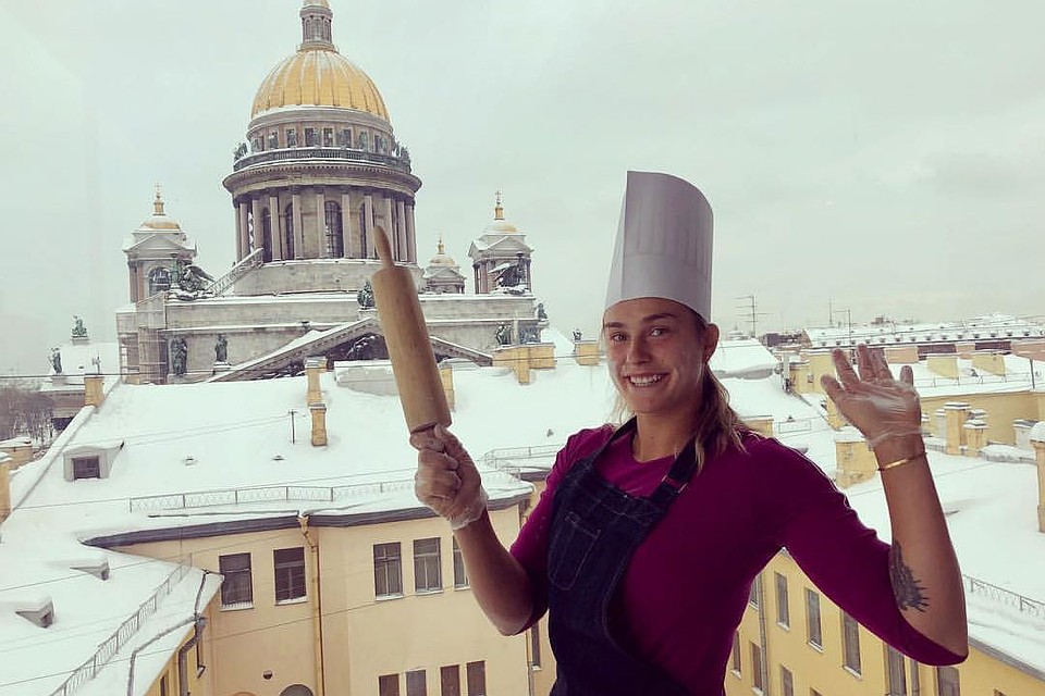 Арина Соболенко любит вкусно поесть. Перед игрой с Элисон ван Эйтванк Арина принимала участие в кулинарном мастер-классе, где лепила вареники и пельмени. Фото: instagram.com/sabalenka_aryna