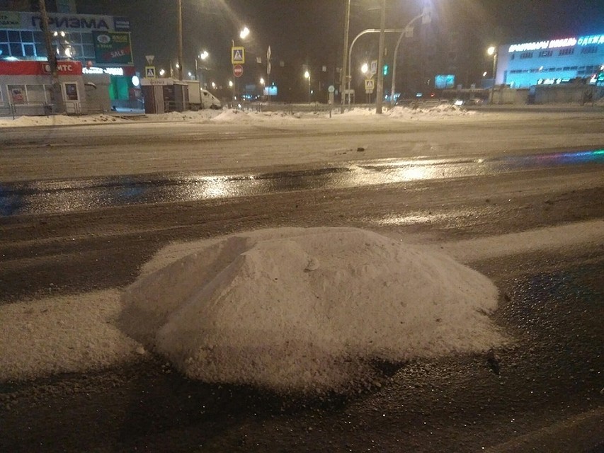 Куча соли на дороге в Челябинске. Фото: vk.com/region_chelyaba