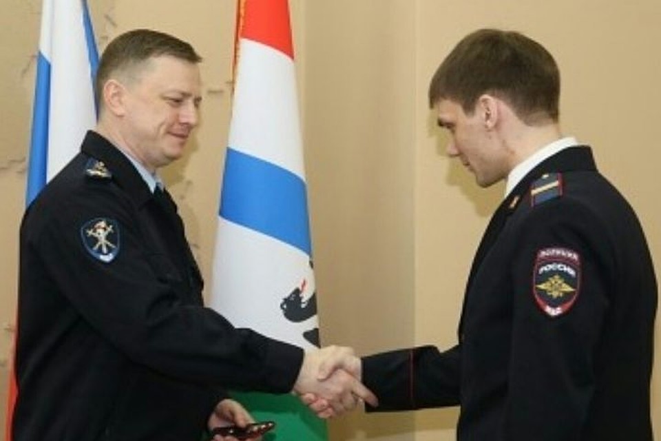 На защиту Евгения Будуквы (на фото - справа) встал пенсионер МВД.