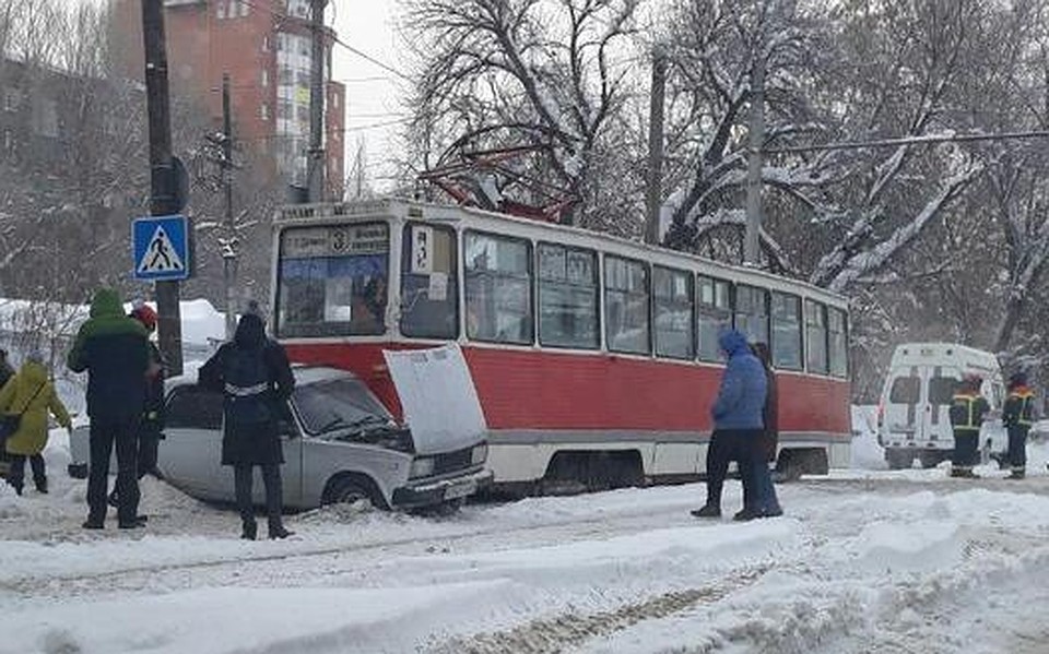 Трамвай врезался в автомобиль. Фото соцсетей