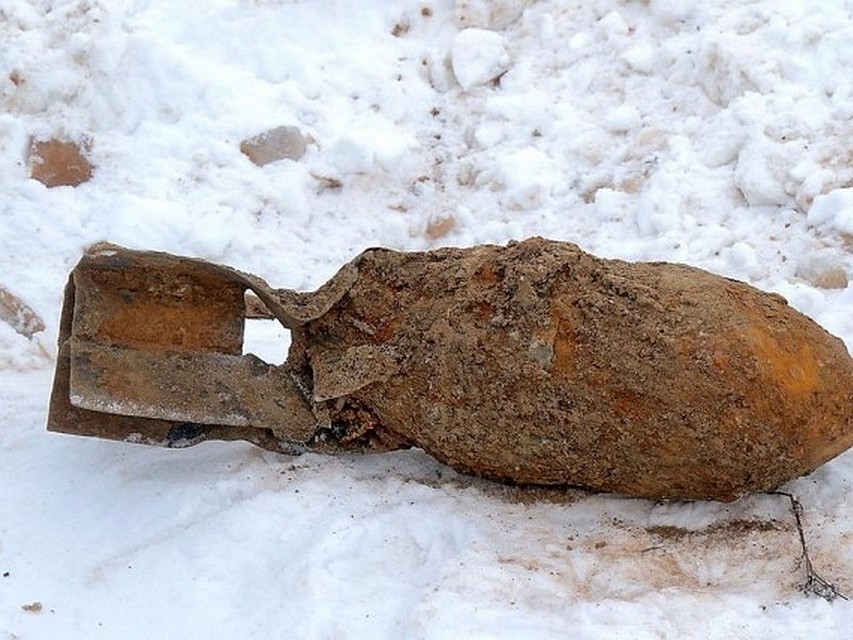 Белгородские рабочие на улице Каштановой откопали авиабомбу времен Великой Отечественной войны.