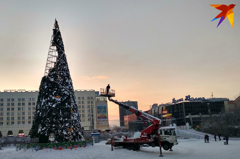 Сегодня в Мурманске начат демонтаж главной городской ели на площади Пять Углов.