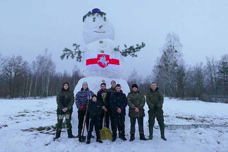 На Полесье вручную слепили 5-метрового снеговика. Фото: vk.com/majakrainabelarus