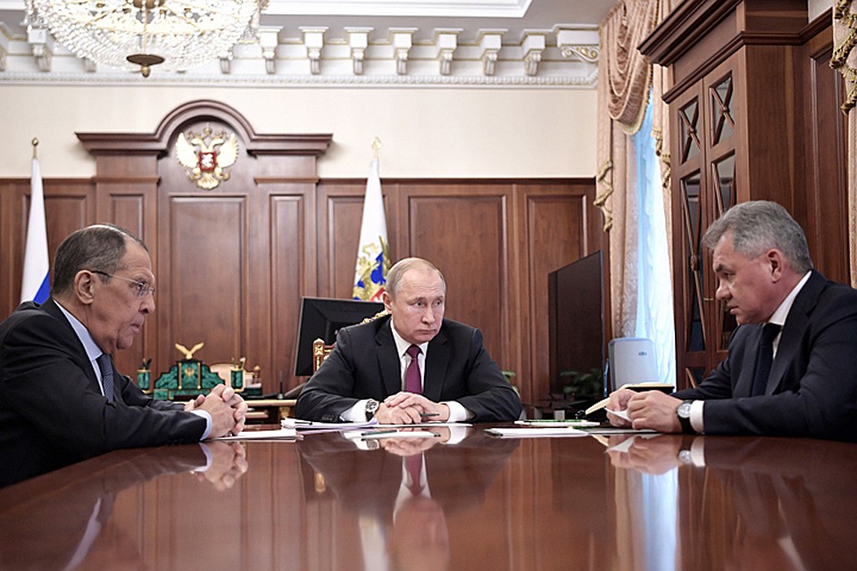 Президент провел встречу с главой МИД Сергеем Лавровым и министром обороны Сергеем Шойгу. Фото: Алексей Никольский/ТАСС