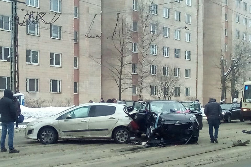 Свадебный автомобиль попал в ДТП на Новочеркасском проспекте в Петербурге