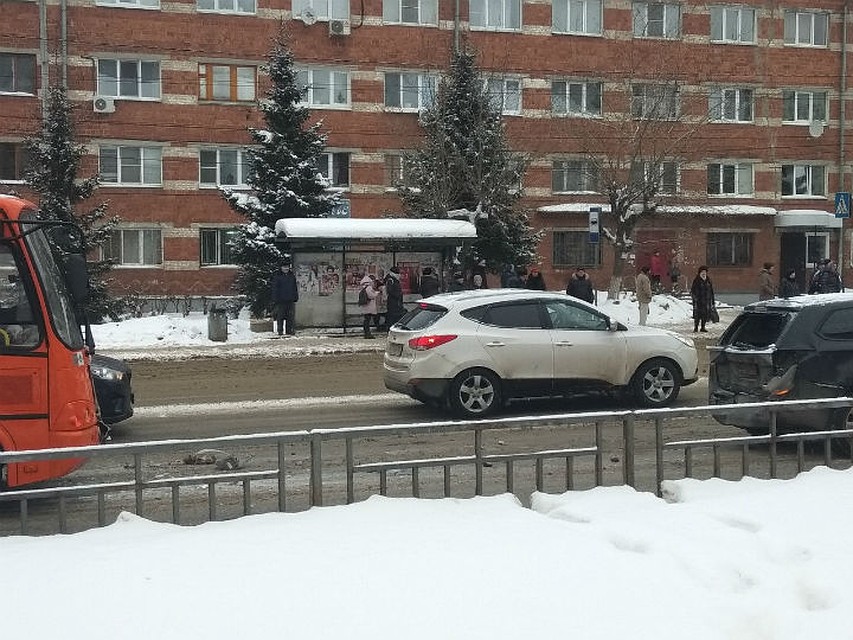 Автобус врезался в легковой автомобиль на улице Бекетова. ФОТО: Дарья Ведашкина.