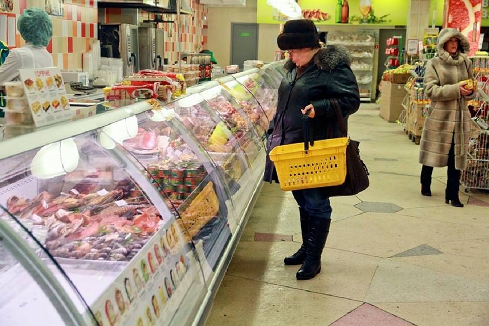 В псковских магазинах за последнюю неделю января подорожали колбасы, творог и помидоры.