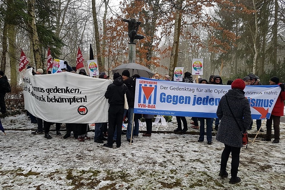 Антифашисты помешали возложить цветы на мемориал памяти жертв фашизма в Берлине