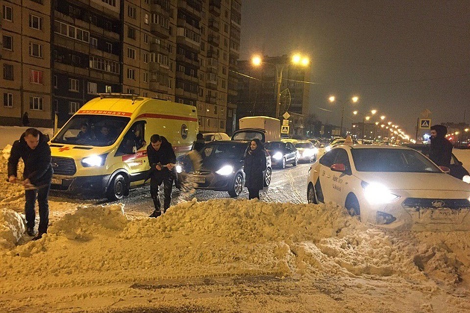 Машина реанимации встала в пробке из-за брошенного на дороге снега. Фото: vk.com/spb_today